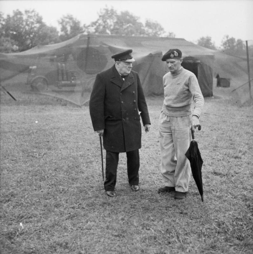 Premier Wielkiej Brytanii Winston Churchill w rozmowie z gen. Montgomerym. 21 lipca 1944 r. (domena publiczna)