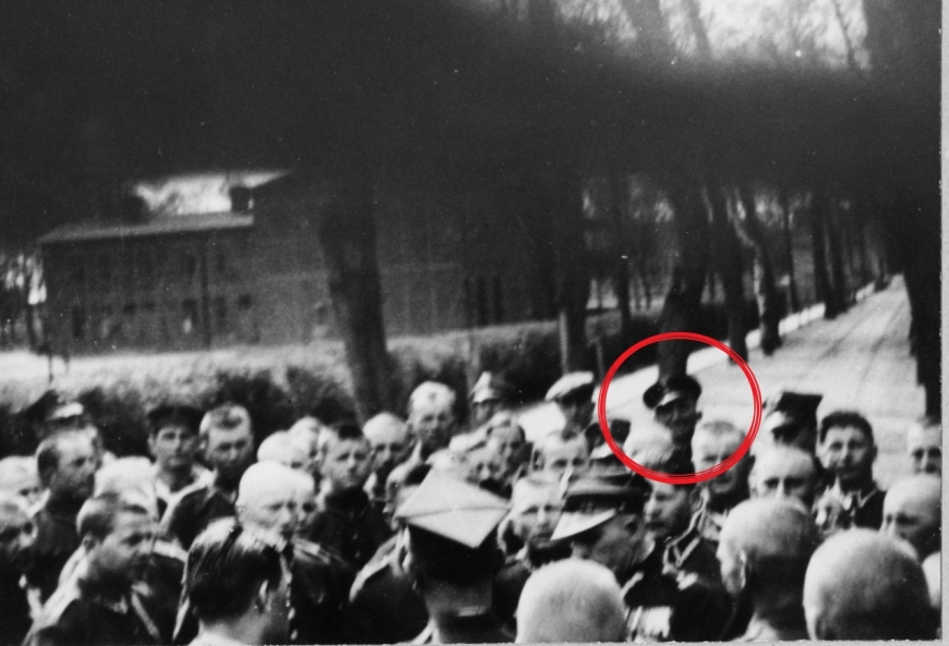 Zdjęcie z uroczystości na Westerplatte związanych z 4. rocznicą śmierci marsz. Józefa Piłsudskiego. Na fotografii zaznaczona postać Najsarka. Fotografię wykonano 12 maja 1939 r. Autor nieznany (MMW)