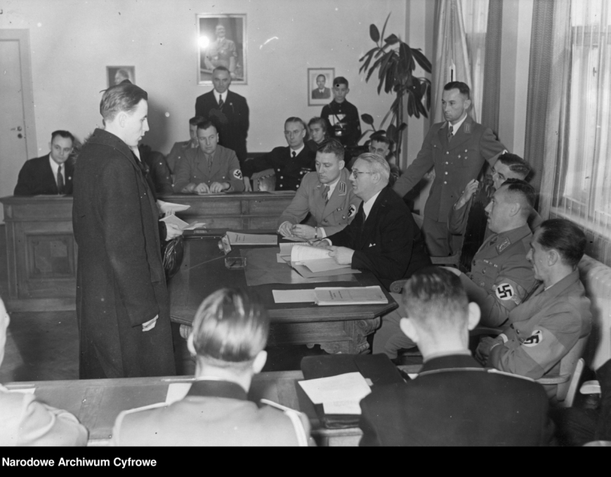 Posiedzenie Komisji Urzędu Niemieckiej Listy Narodowościowej w Toruniu, 1942 r. Narodowe Archiwum Cyfrowe, NAC