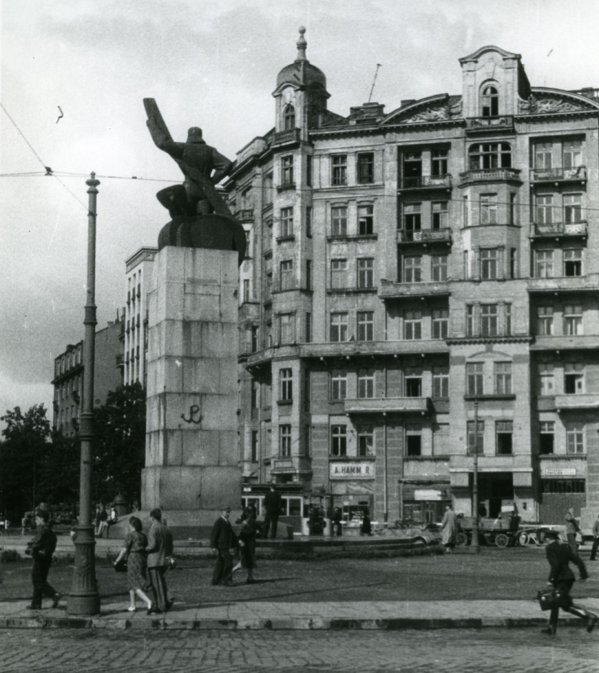 Kotwica namalowana w maju 1942 r. przez Jana Bytnara „Rudego” na cokole pomnika Lotnika na placu Unii Lubelskiej 2 w Warszawie. Źródło: domena publiczna
