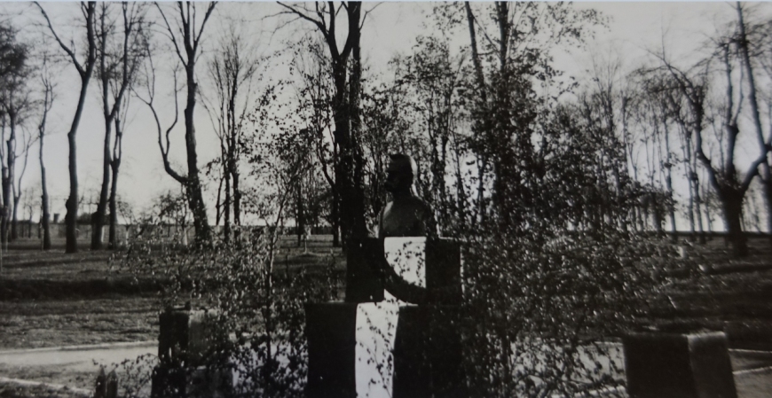 Popiersie marsz. Józefa Piłsudskiego ustawione na Westerplatte w trakcie oficjalnych państwowych uroczystości. Wiosna 1939 r., autor nieznany (APG)