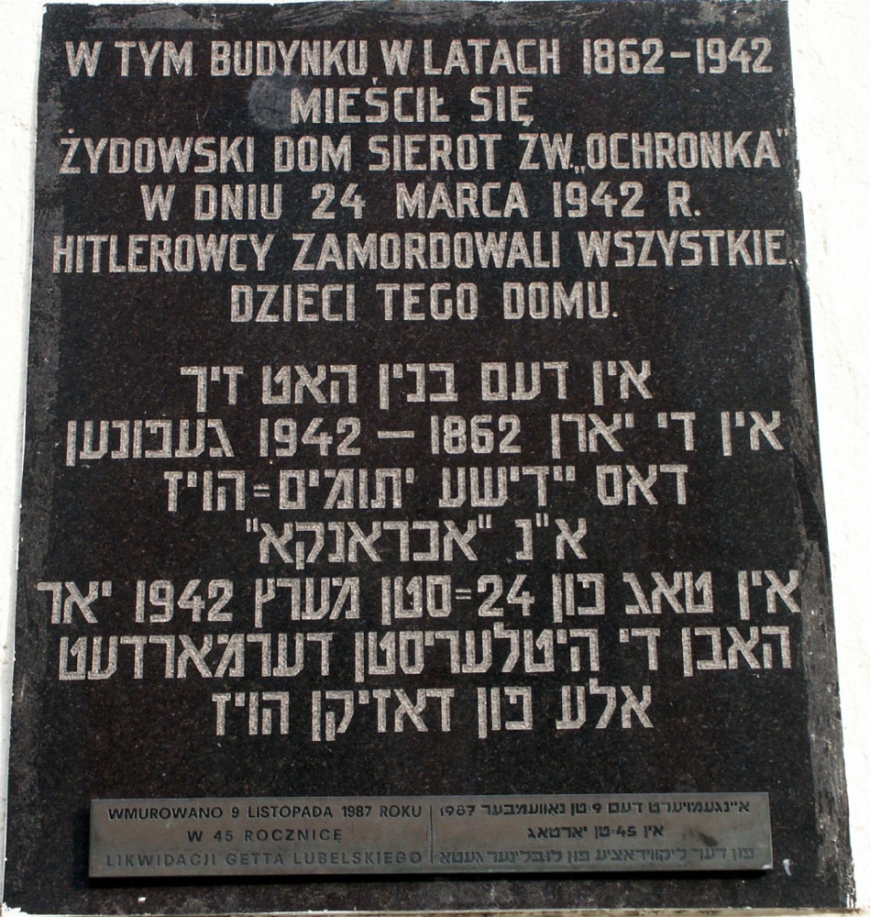 Tablica mieszcząca się na budynku Ochronki żydowskiej przy ul. Grodzkiej 11 w Lublinie. Źródło: (domena publiczna)