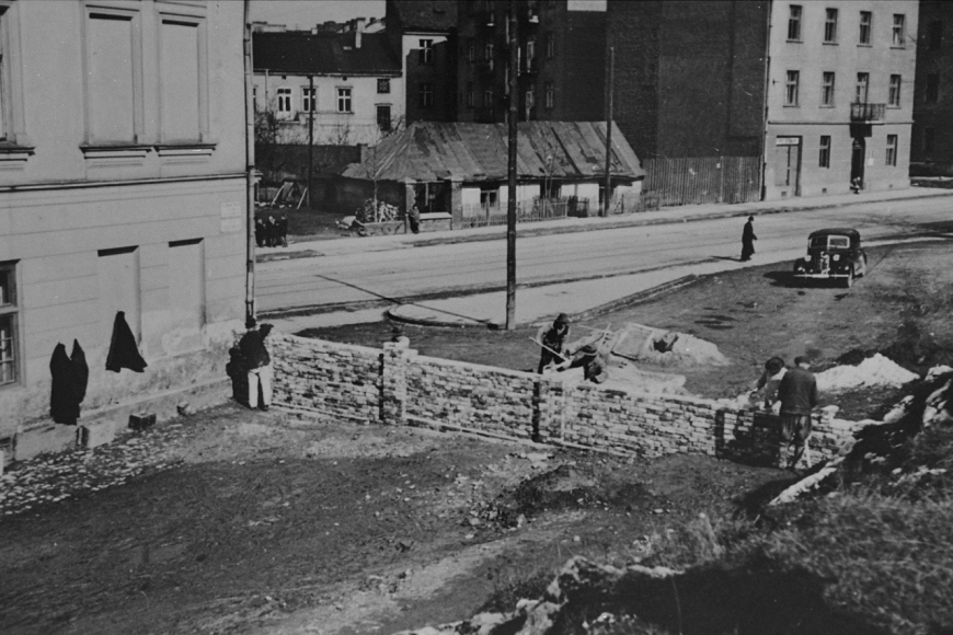 Żydzi pracujący przymusowo przy budowie muru wokół krakowskiego getta, 1941 r. Źródło: Instytut Pamięci Narodowej