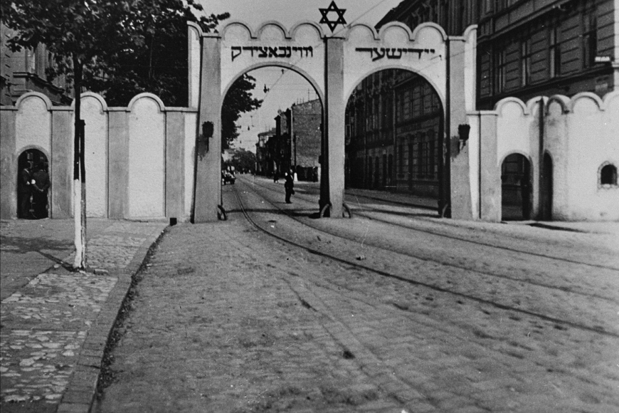 Brama getta. Wejście z Rynku Podgórskiego na ul. Limanowskiego, 1941 r. Źródło: Domena Publiczna