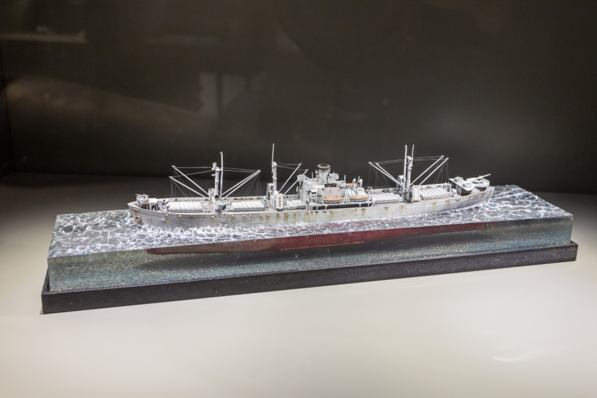Znajdujący się na wystawie głównej MIIWŚ model produkowanego w stoczniach amerykańskich frachtowca typu „Liberty”, używanego do transportu materiałów wojennych z USA dla aliantów w Europie (MIIWŚ)