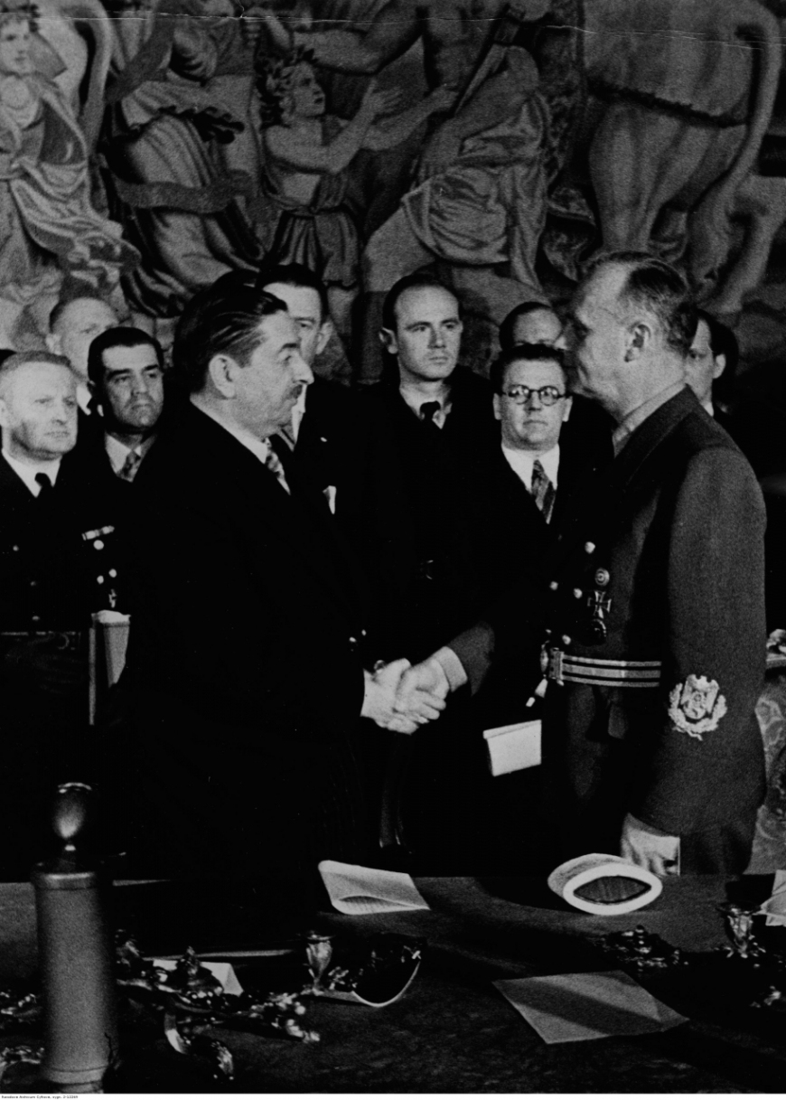 Premier Jugosławii Dragiša Cvetković przyjmuje gratulacje od ministra spraw zagranicznych III Rzeszy Joachima von Ribbentropa po podpisaniu aktu przystąpienia do Paktu Trzech, Wiedeń, 25 marca 1941 r. Źródło: Narodowe Archiwum Cyfrowe, NAC