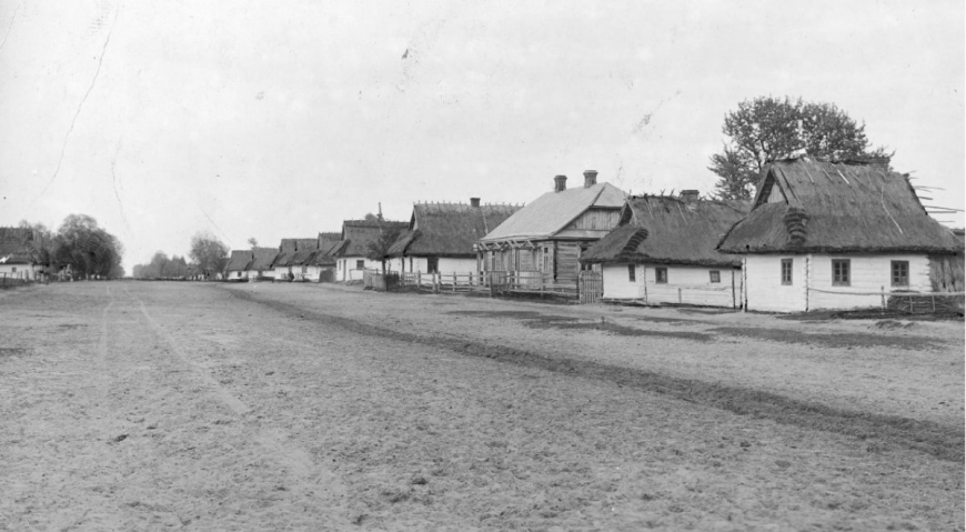 Zdjęcie z zasobów NAC, na którym widnieje typowa zabudowa wsi wołyńskiej sprzed 1939 r. 