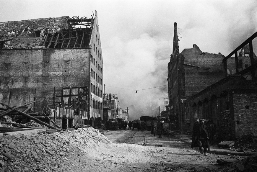 Ruiny Gdańska (Wyspa Spichrzów). Kwiecień 1945 r. Autor: A. Szajchet (MIIWŚ)