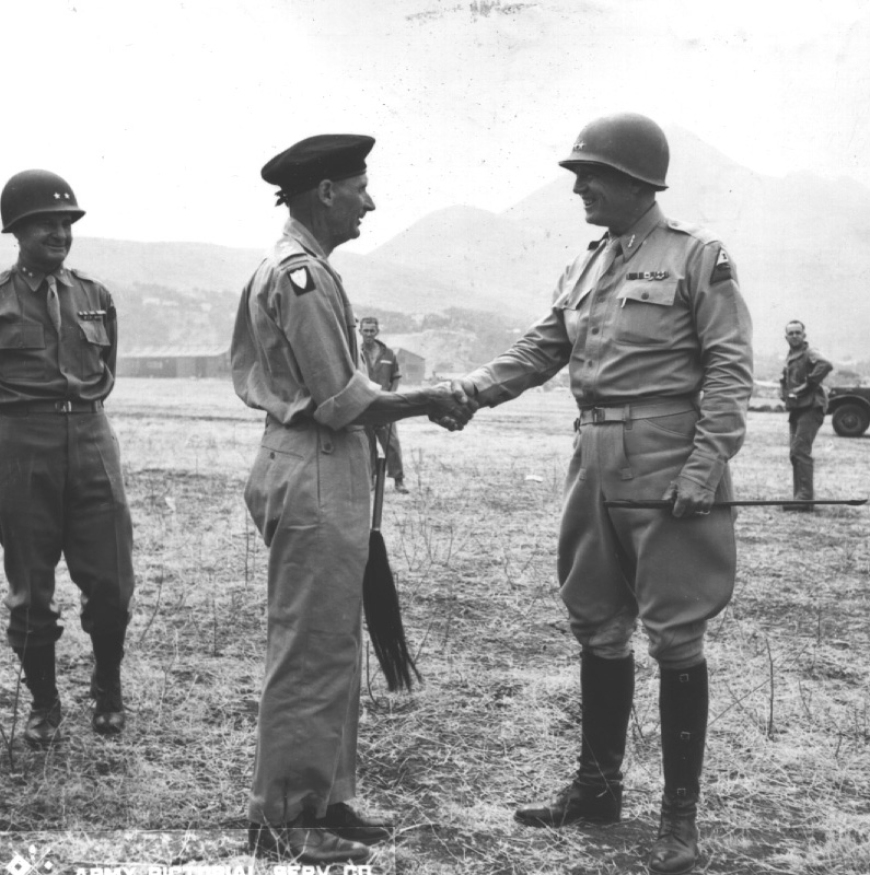 Pożegnanie gen. Bernarda Montgomery’ego przez gen. Georga Pattona. Lotnisko Palermo na Sycylii, 28 lipca 1943 r. (domena publiczna)