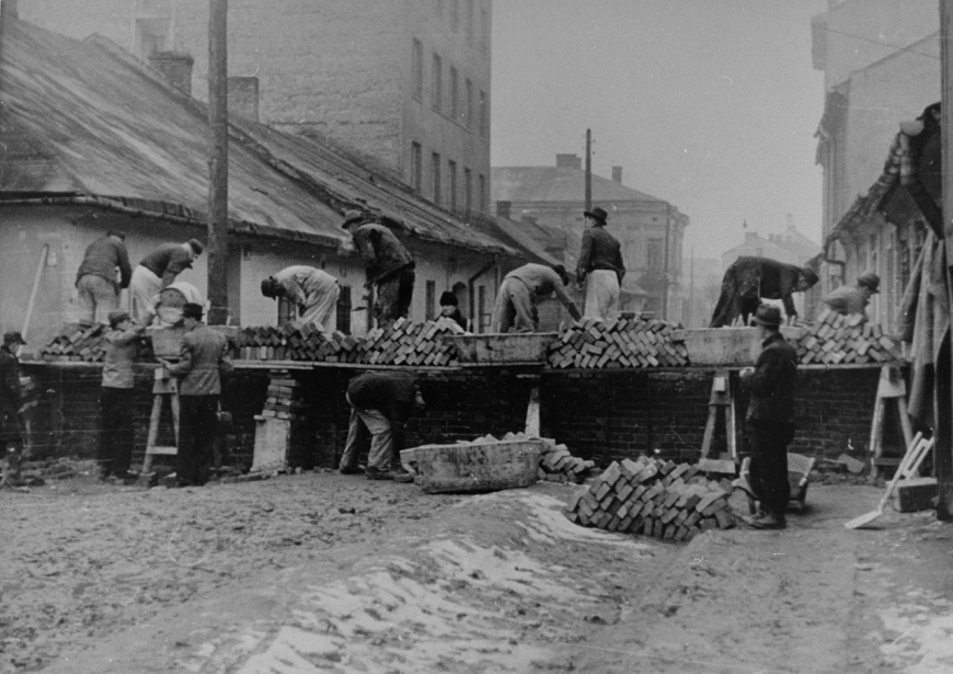 Żydzi pracujący przymusowo przy budowie muru wokół krakowskiego getta, 1941 r. Źródło: Instytut Pamięci Narodowej