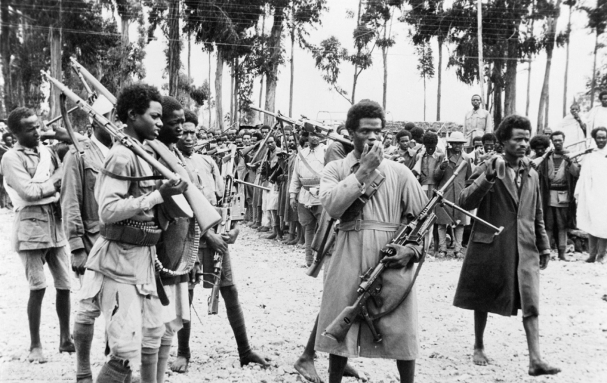 Żołnierze etiopscy uzbrojeni w zdobyczną broń włoską, w Addis Abebie, maj 1941 r., Źródło: Imperial War Museum, K 325