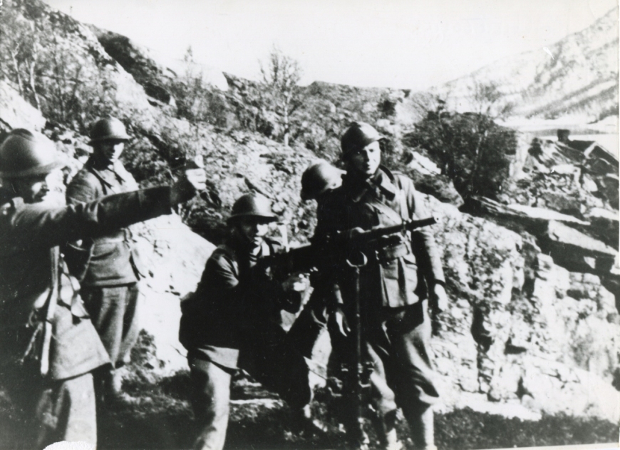 Stanowisko ogniowe CKM Hotchkiss wz. 1914 w czasie walk w rejonie Narwiku. 1940 r. (MIIWŚ)