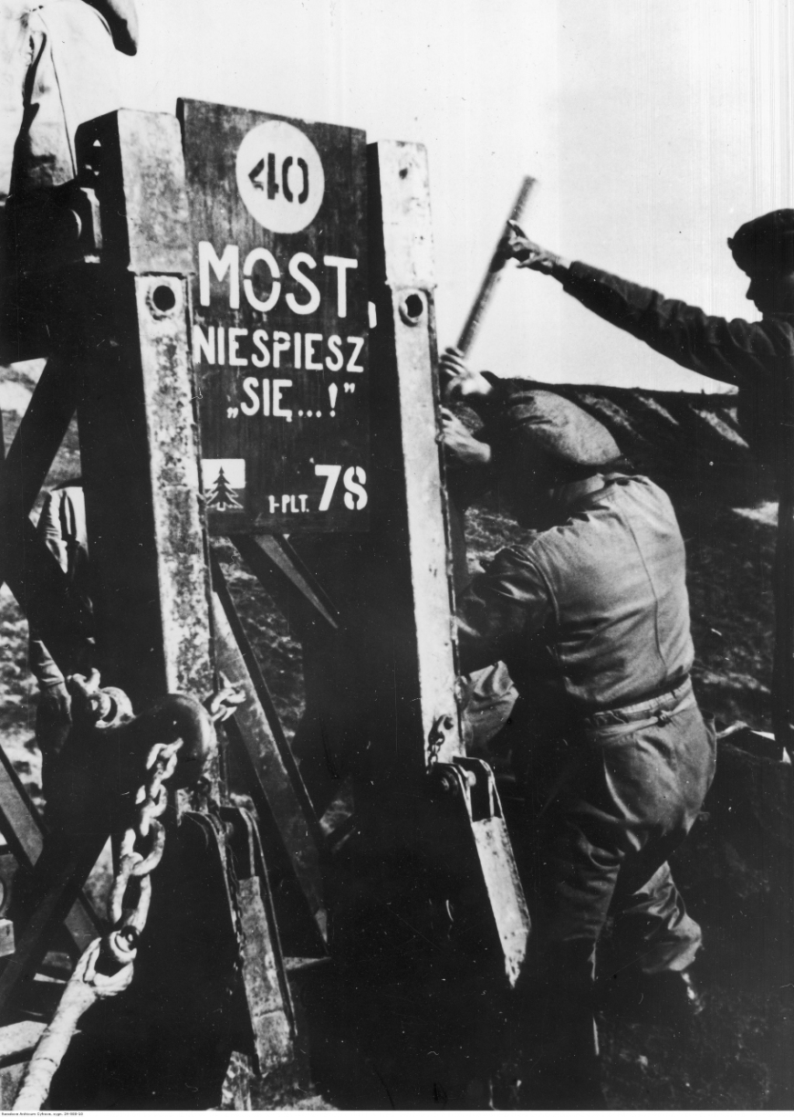 Saperzy 3 Dywizji Strzelców Karpackich budują most nad rzeką Senio, kwiecień 1945 r. Narodowe Archiwum Cyfrowe, NAC