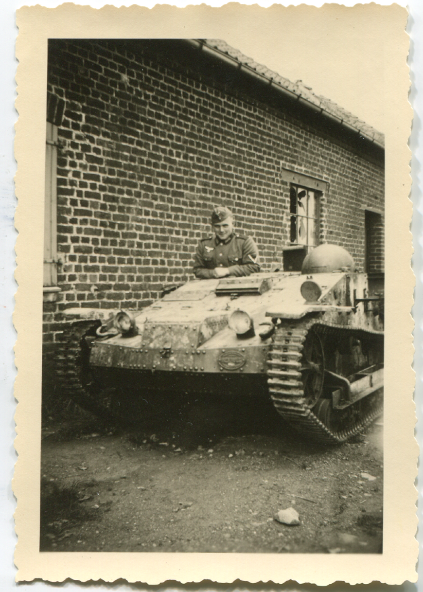Niemiecki żołnierz w zdobycznym francuskim pojeździe gąsienicowym Renault UE w czasie kampanii na Zachodzie w 1940 roku. Zbiory MIIWŚ w Gdańsku