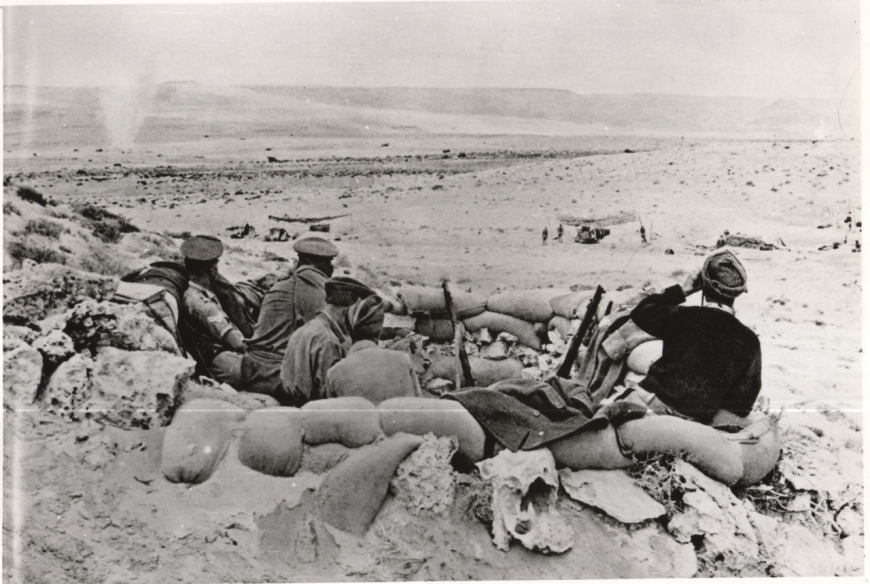 Oficerowie i żołnierze oddziałów indyjskich na pozycjach obronnych w Tobruku. Od sierpnia 1941 r. pozycje te zajmowali żołnierze Samodzielnej Brygady Strzelców Karpackich. Zbiory Muzeum II Wojny Światowej w Gdańsku
