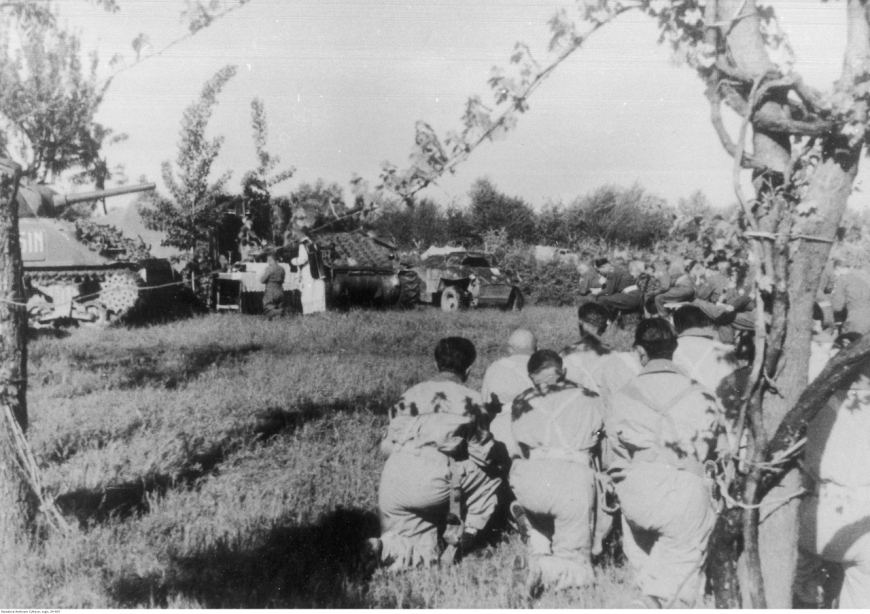 Msza polowa żołnierzy 2 Korpusu Polskiego, północne Włochy, 1945. Narodowe Archiwum Cyfrowe, NAC