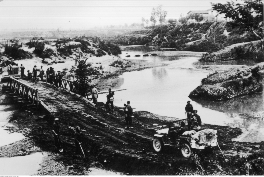 Polscy żołnierze przekraczają rzekę Idice, kwiecień 1945 r. Narodowe Archiwum Cyfrowe, NAC
