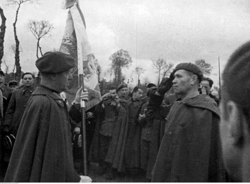 Uroczystość wręczenia sztandaru Samodzielnej Brygadzie Strzelców Podhalańskich. Widoczny gen. Władysław Sikorski i płk Zygmunt Bohusz-Szyszko. Malestroit (Francja),10 kwietnia 1940 r. (NAC)