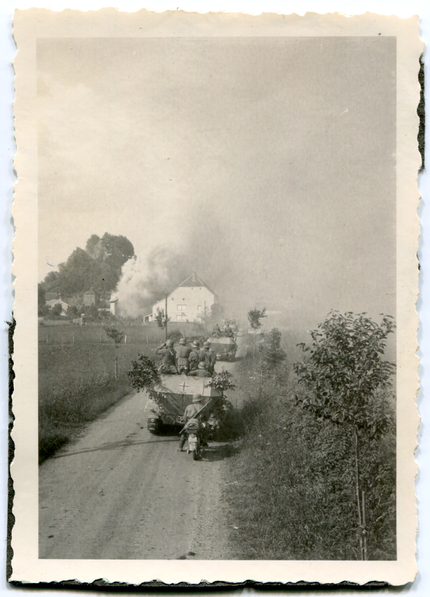 Marsz niemieckiej kolumny zmotoryzowanej na transporterach opancerzonych SdKfz 251 przez francuską wioskę w czasie kampanii na Zachodzie Europy w 1940 r. Zbiory MIIWŚ w Gdańsku