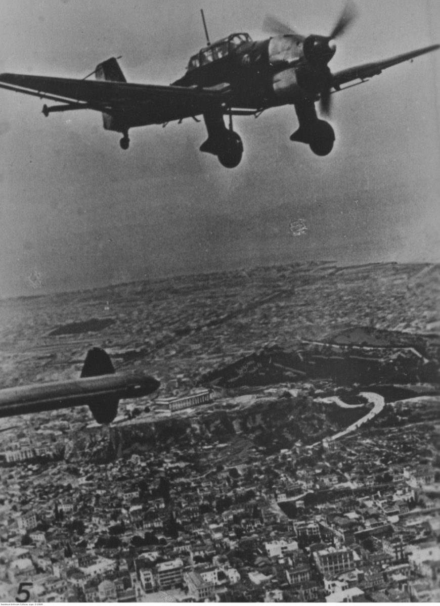 Niemiecki samolot „Stuka” nad Atenami, Narodowe Archiwum Cyfrowe, NAC