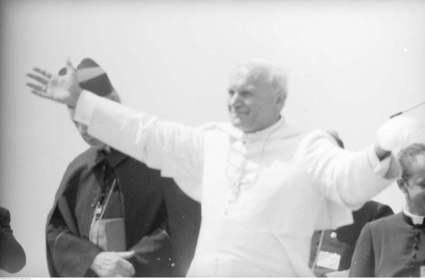 . Spotkanie papieża Jana Pawła II z wiernymi w Gębarzewie pod Gnieznem podczas pierwszej pielgrzymki do Polski. Gębarzewo koło Gniezna, 3 czerwca 1979 r. (NAC)