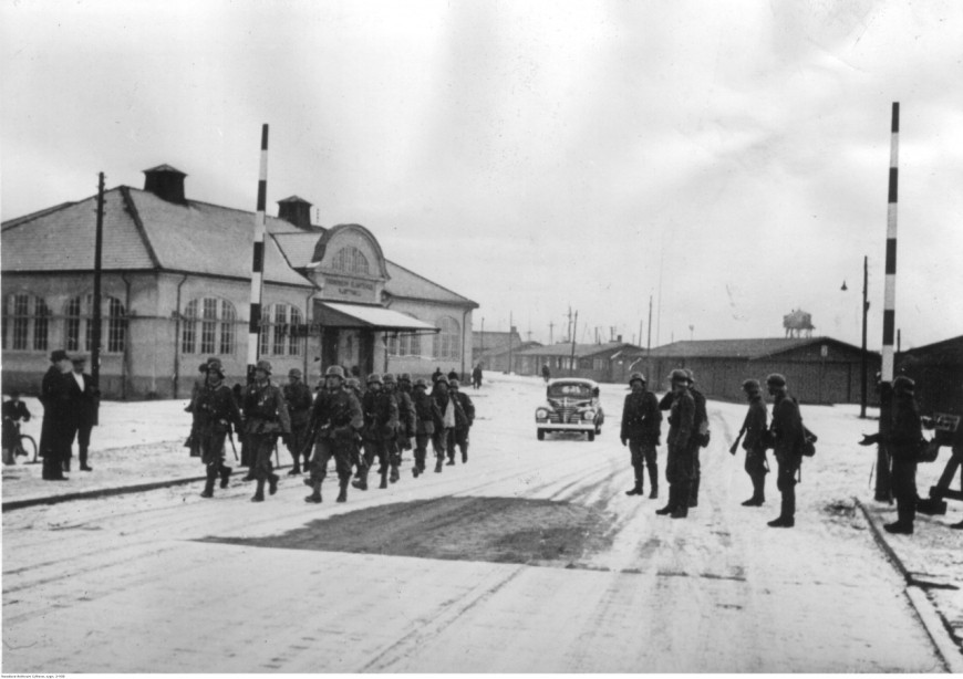 Żołnierze niemieccy w trakcie patrolu. Trondheim, 1940 r. (NAC)