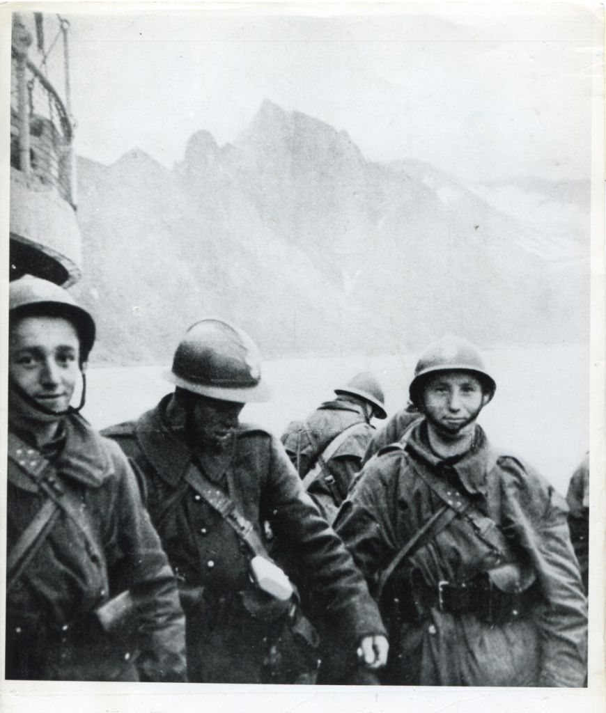 Żołnierze polskiej Samodzielnej Brygady Strzelców Podhalańskich na pokładzie francuskiego statku w fiordzie Malagen. Kwiecień 1940 r. (MIIWŚ)