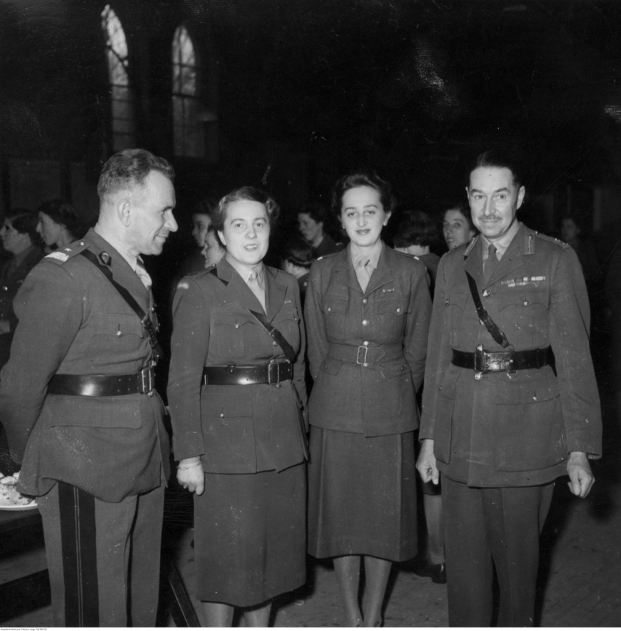 Promocja w szkole oficerskiej Pomocniczej Wojskowej Służby Kobiet - od lewej: gen. Stanisław Sosabowski, płk. Maria Leśniakowa, NN, gen. Howes, Windsor, 11 kwietnia 1945 (NAC)