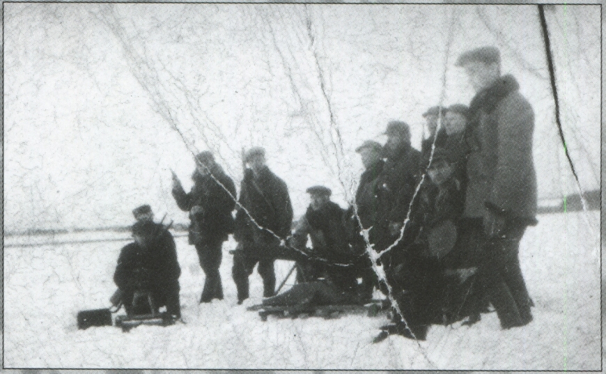 Partyzanci z placówki AK w Nalibokach. Grudzień 1942 r. Źródło: K. Krajewski, Na ziemi Nowogrodzkiej. „NÓW” – Nowogrodzki okręg Armii Krajowej, Warszawa 1997, foto nr. 40