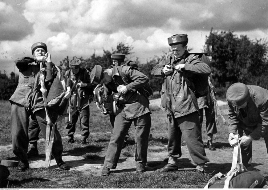 Żołnierze 1. SBS w trakcie składania spadochronów przed skokiem, Wielka Brytania, 1942-1944 (NAC)