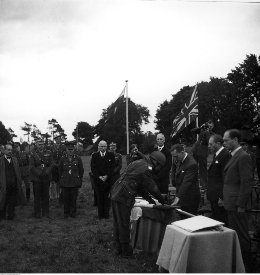 Gen. Stanisław Sosabowski wbija gwóźdź w drzewce sztandaru, wręczonego 1. Samodzielnej Brygadzie Spadochronowej, Cupar, 15 czerwca 1944 (NAC)