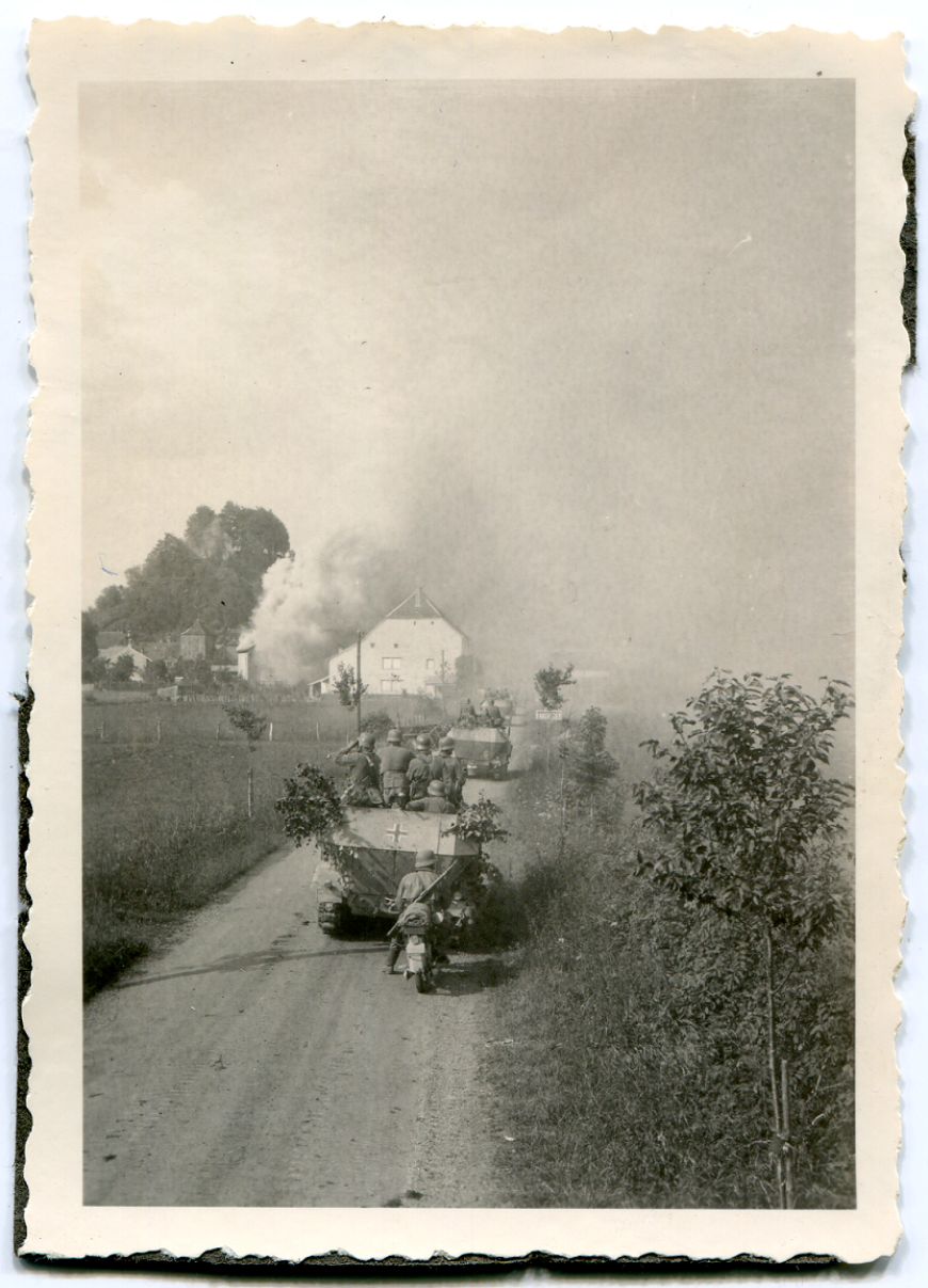 Marsz niemieckiej kolumny zmotoryzowanej na transporterach opancerzonych SdKfz 251 przez francuską wioskę w czasie kampanii na Zachodzie Europy w 1940 r. Zbiory MIIWŚ w Gdańsku