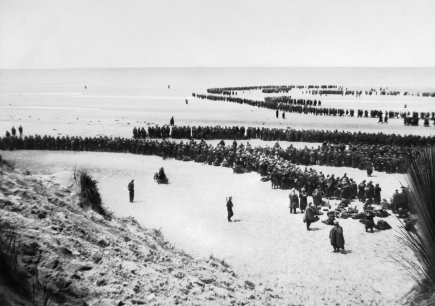 Brytyjscy żołnierze oczekują na plaży w Dunkierce na ewakuację, 26-29 maja 1940 (domena publiczna)