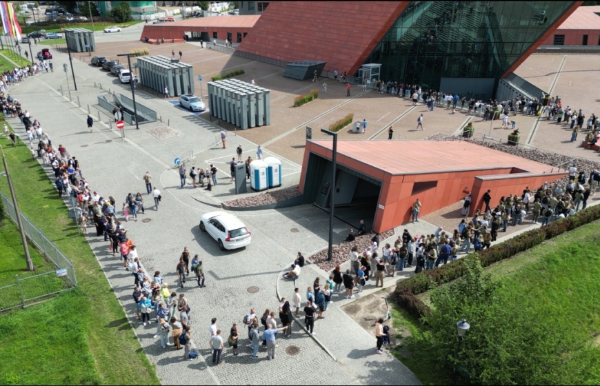 Zwiedzanie MIIWŚ we wtorek - czas oczekiwania na wejście ok. 2h