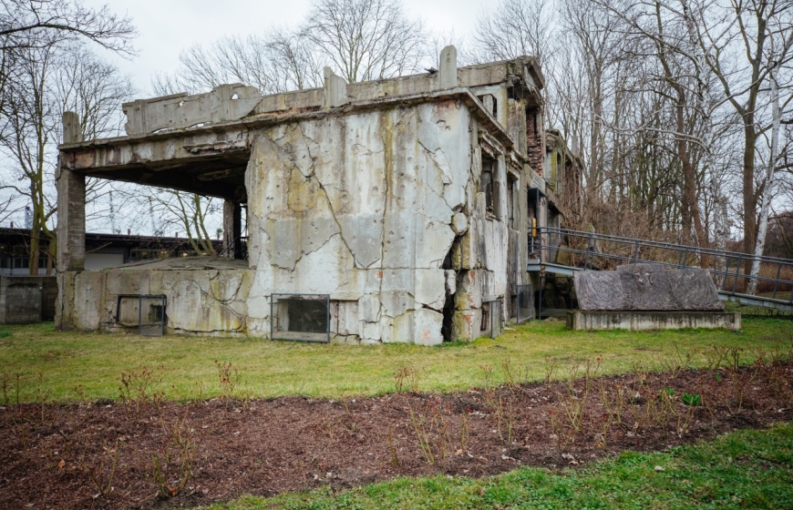 Przygotowania do badań archeologicznych na Westerplatte. Archeolodzy sprawdzą północne skrzydło tzw. nowych koszar