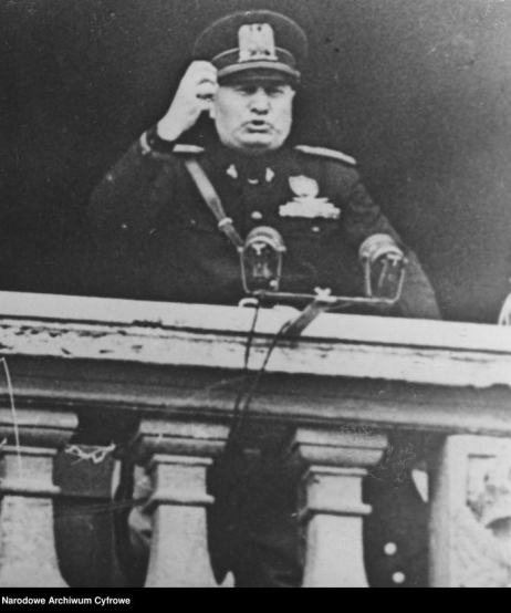 Benito Mussolini na balkonie Palazzo Venezia w Rzymie ogłasza przystąpienie Włoch do wojny po stronie III Rzeszy, a przeciwko Francji i Wielkiej Brytanii, 10 czerwca 1940 r. (Narodowe Archiwum Cyfrowe, NAC)