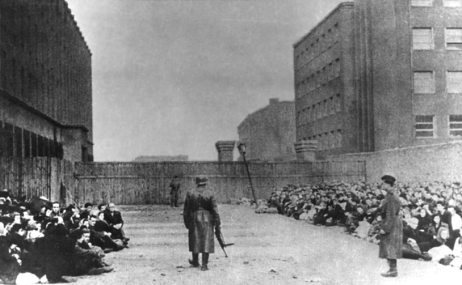 Żydzi z warszawskiego getta na Umschlagplatz przed wywózką do obozu zagłady w Treblince (domena publiczna)