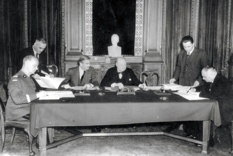 Podpisanie układu Sikorski–Majski. Od lewej siedzą Władysław Sikorski, Anthony Eden, Winston Churchill i Iwan Majski. Londyn, 30 lipca 1941 r. (domena publiczna)