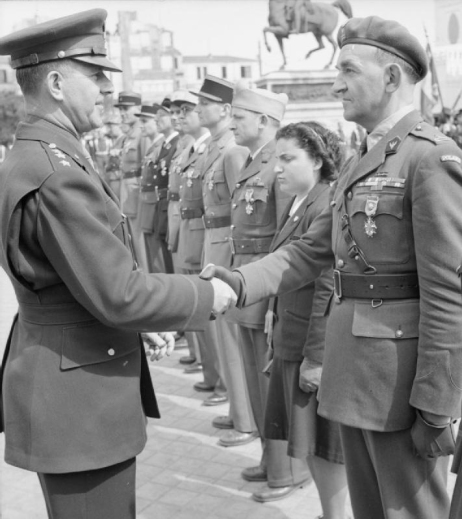 Generał Devers ściska rękę mjr. Mieczysława Słowikowskiego po odznaczeniu go orderem Legion of Merit za jego wkład w kampanię w północnej Afryce (domena publiczna)