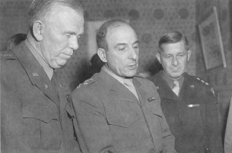 Generałowie George Marshall, Jean de Lattre de Tassigny i Jacob Devers. 1944 r. (domena publiczna)
