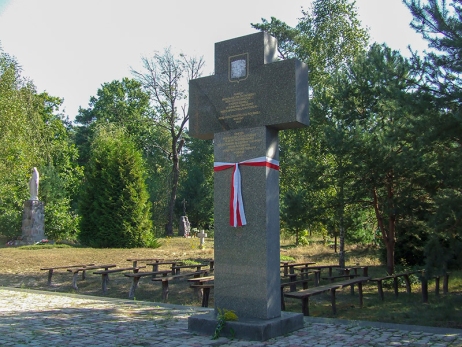 Pomnik zamordowanych przez UPA Polakow ze wsi Ostrówki i Wola Ostrowiecka (Monitor Wołyński - domena publiczna)