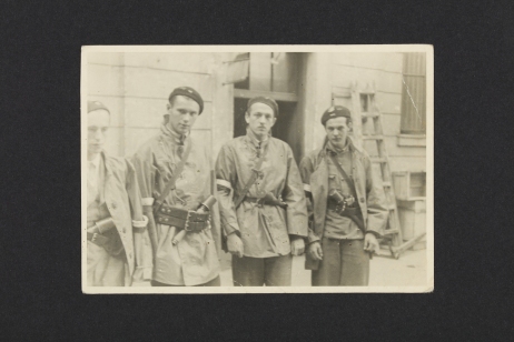 Żołnierze z Kompanii Szturmowej „Stefan”. Zdjęcie wykonane przez Zygmunta Kukiełę, 1944 (Zbiory MIIWŚ, dar Marii Felskiej)
