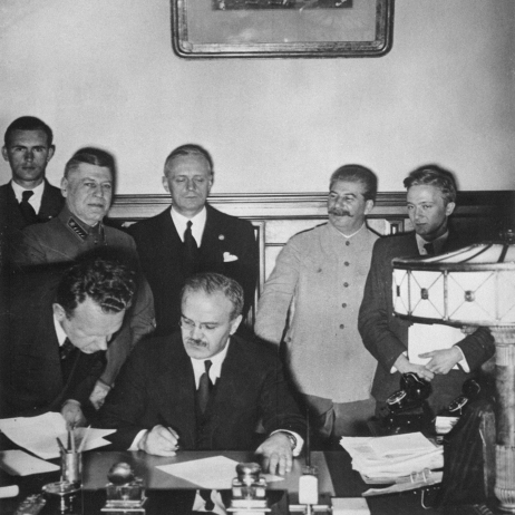 Uroczyste podpisanie paktu o nieagresji. Ze strony Związku Sowieckiego dokument parafuje Wiaczesław Mołotow, minister spraw zagranicznych ZSRS. 23 sierpnia 1939 r. (domena publiczna)