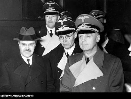 Wizyta szefa sowieckiej dyplomacji, Wiaczesława Mołotowa (pierwszy z lewej), w Berlinie. Na tutejszym dworcu kolejowym wita go minister spraw zagranicznych III Rzeszy, Joachim von Ribbentrop (pierwszy z prawej). 12 listopada 1940 r. (NAC)