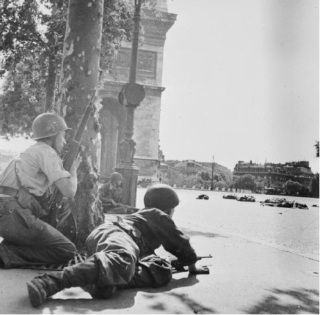 Żołnierze 2. Francuskiej Dywizji Pancernej ostrzeliwują oddziały okupacyjne w trakcie walk o wyzwolenie Paryża, 23-25.08.1944 r. (domena publiczna)