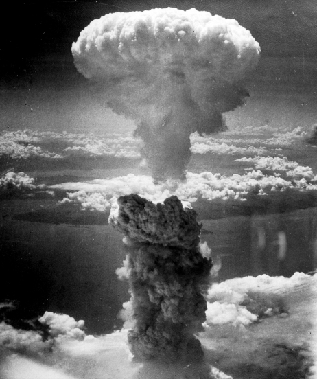 Grzyb atomowy powstały po wybuchu bomby „Fat Man” nad Nagasaki 9 sierpnia 1945 r. (domena publiczna)