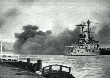 Fot. Pancernik Schleswig-Holstein ostrzeliwujący Wojskową Składnicę Tranzytową na Westerplatte (fot. domena publiczna)