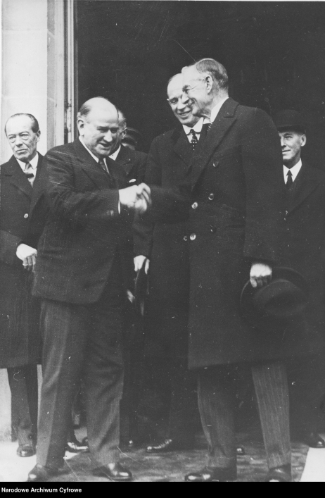  Fot. 1. Premier Wielkiej Brytanii – Neville Chamberlain (z prawej), ściska dłoń premierowi Francji – Édouardowi Daladierowi (z lewej). W środku minister spraw zagranicznych Wielkiej Brytanii lord Edward Halifax. Grudzień 1939 r. (NAC)