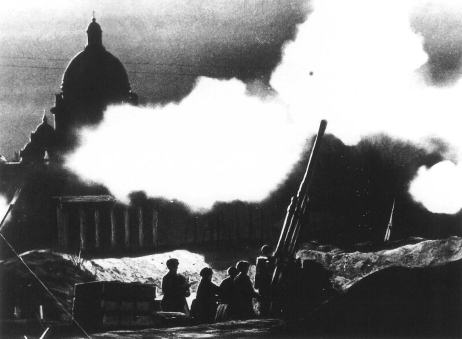 Fot. Sowiecka artyleria przeciwlotnicza w obronie Leningradu. W tle widnieje kopuła cerkwi św. Izaaka. Leningrad 1941 r. (domena publiczna)