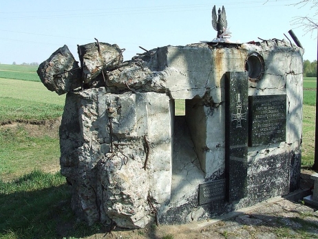 Fot. 1. Grób kpt. Władysława Raginisa koło Góry Strękowej (domena publiczna)